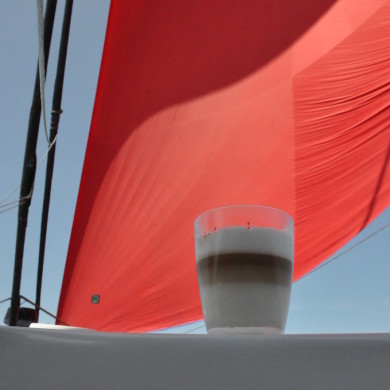 Café Latte in style with spinnaker up